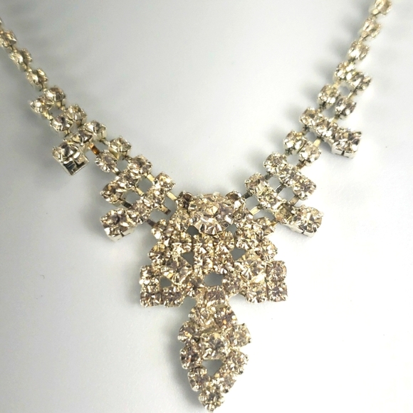 Crystal Elegant Women's Necklace - Picture 4 of 7